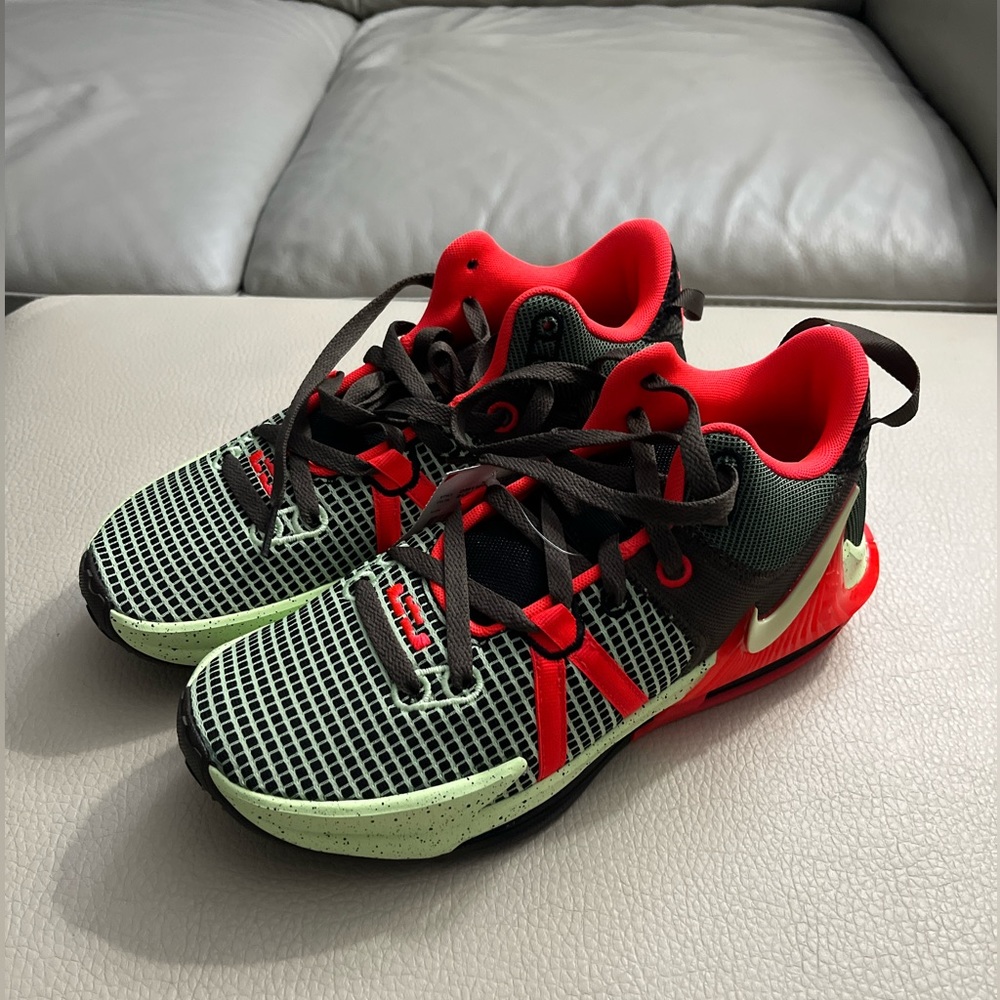 NWOB - Nike LeBron Witness 7 Low Top Basketball Shoes - US Size 8.5